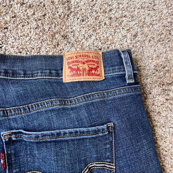 Levi’s Women’s Medium Wash High Rise Classic Boot Jeans Size 32 - Picture 6 of 9